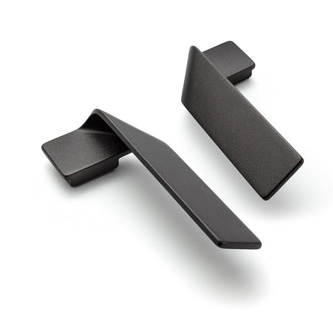 Furniture Handle H2155 Material: Zinc alloy Finish: Gold BrushedDark PewterPearl BeigeA/B Black Matt Hole centres: 16 mm Dimensions: 100 x 24 mm Note: Please order screws separately:022.35.225: 22mm Screws for use with all Häfele handles where panel thick
