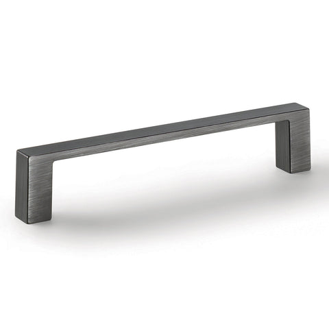 Furniture Handle H1735 Material: Zinc-alloy Finish: Chrome plated polishedNickel plated brushedBrass plated antiqueUsed look brushed Hole centres: 128 mm160 mm Dimensions: 139 x 28 mm171 x 28 mm Note: Please order screws separately:022.35.225: 22mm Screws