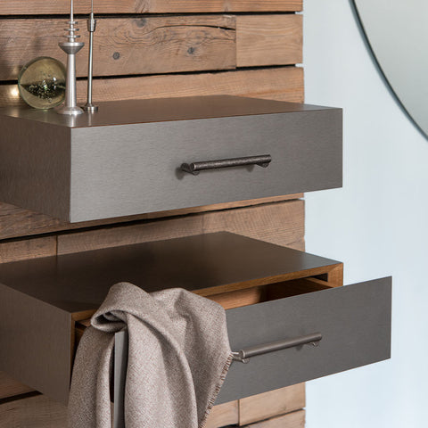 Furniture Handle H2120 Material: Zinc alloy Finish: Nickel plated, brushedAntique PewterChrome plated, polished Hole centres: 160 mm128 mm320 mm Dimensions: 174 x 32 mm Note: Please order screws separately:022.35.225: 22mm Screws for use with all Häfele h