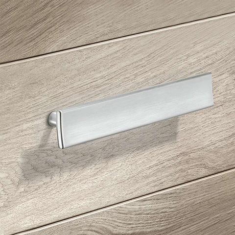 Furniture Handle H1975 Material: Zinc alloy Finish: Black MattBlack Nickel BrushedNickel Brushed Hole centres: 160 mm32 mm Dimensions: 200 x 23 mm52 x 23 mm Note: Please order screws separately:022.35.225: 22mm Screws for use with all Häfele handles where