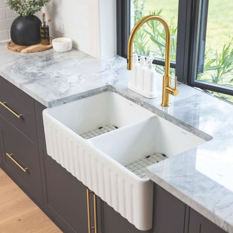 Farmhouse Double Bowl Sink 835mm White Gloss Features: Double fluted reversible farmhouse sink, crafted from fireclay and adorned with an exquisite glossy white finish. This sink offers the flexibility of showcasing either the striking fluted side or a sl