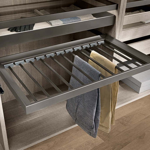 Night Trouser Pull Out Hanger Features: 30kg full extension soft close runnerAssembled 4 sided drawer Finish: Anodised bronze Height: 52mm Carcase Width: 600 or 900mm No. of Hangers: 8 or 12 Hafele