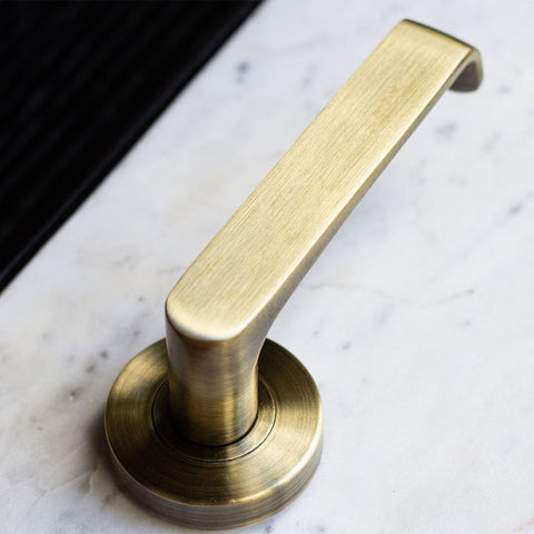 Torquay Lever Handle Features: Solid stainless steel handleStainless steel rose cover and diecast baseConcealed through-bolt rose fixing Press fit rose cover Finish: Satin stainless steelPolished stainless steelSatin brassGraphite black Door thickness: Pa