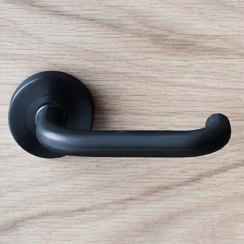 Prevelly Hollow Lever Handle Features: Solid stainless steel handleStainless steel rose cover and diecast baseConcealed through-bolt rose fixing Press fit rose cover Finish: Satin stainless steelPolished stainless steelSatin brassAntique brassGraphite bla