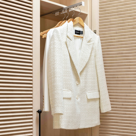Extending Wardrobe Rail Material: Rail: Aluminum.Cover plate and sliding rings: Plastic. Area of Application: For screw fixing beneath shelves or cabinet top panels. Finish: Rail: Silver coloured anodised.Cover plate and sliding rings: White Version: Exte