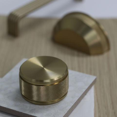 H2310 Textured Cabinetry Knob, 3 x colours Finish: Matt black Nickel plated, brushed Gold coloured, brushed Dimensions: 50 x 30 mm Note: Please order screws separately:022.35.225: 22mm Screws for use with all Häfele handles where panel thickness is 16 - 1