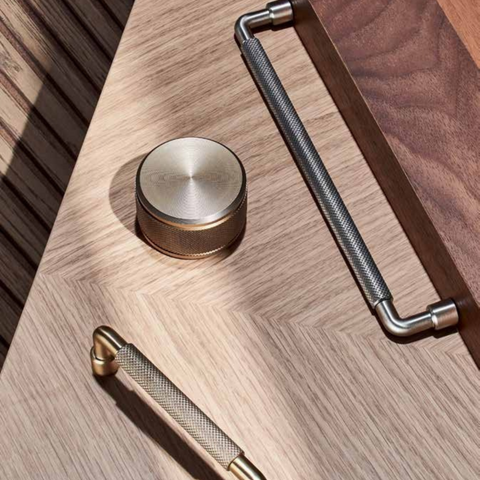 H2305 Textured Cabinetry Handle, 4 sizes, 3 x colours Finish: Matt black Nickel plated, brushed Gold coloured, brushed Hole Centre's: 96mm 128mm 192mm Dimensions: 108 x 32 mm 140 x 32 mm 172 x 32 mm 204 x 32 mm Note: Please order screws separately:022.35.